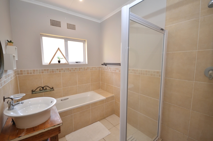 To Let 5 Bedroom Property for Rent in Kidds Beach Eastern Cape